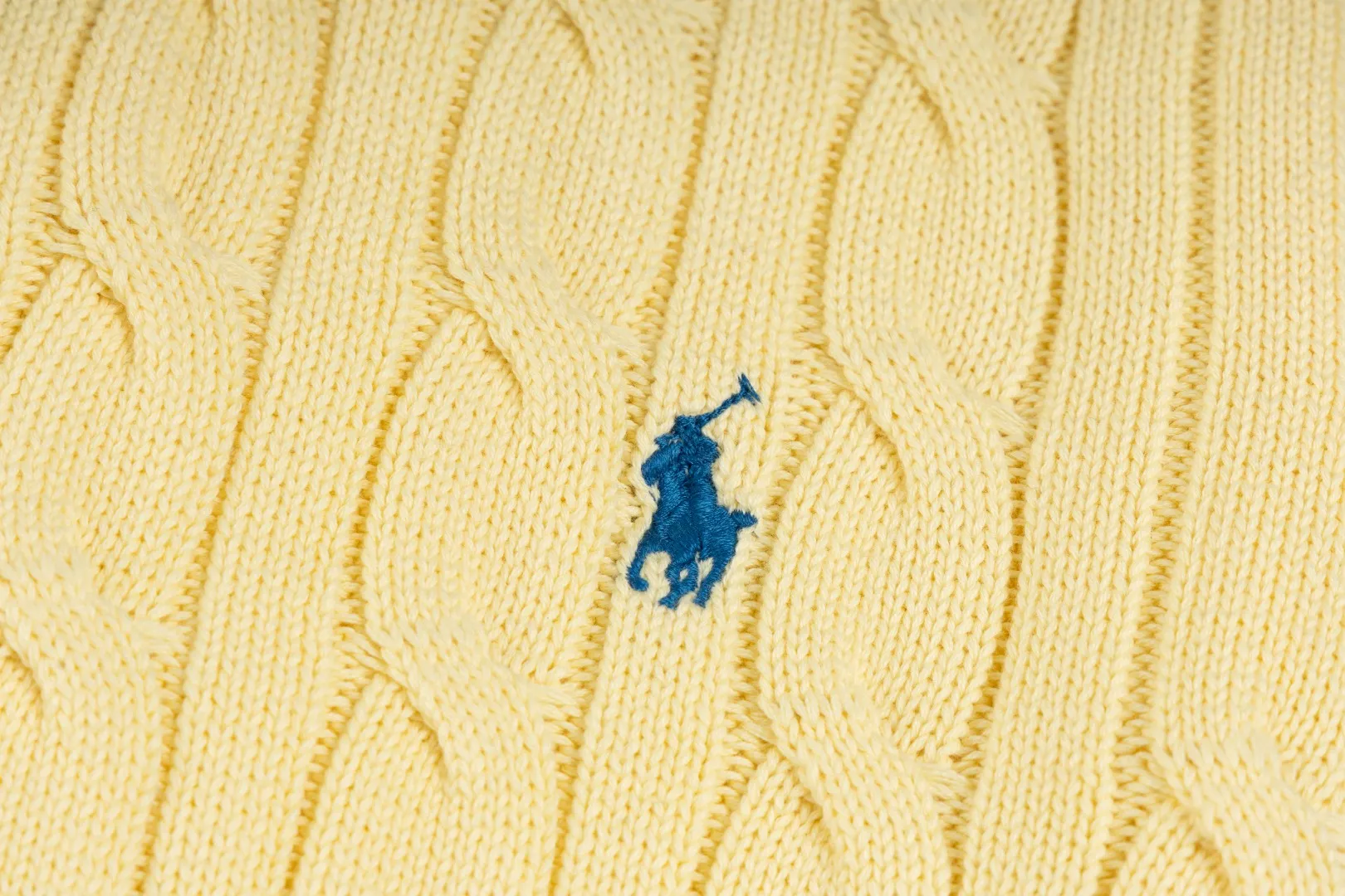 P230 #R93 RALPH LAUREN Ralph Lauren twelve colors classic small label embroidery logo seven-button knitted cable cardigan sweater women's top, high-density LOGO embroidery on the chest, original customization of tag accessories. Made of pure cotton yarn, pure cotton is skin-friendly and comfortable, small label war horse embroidered twist button cardigan sweater 🐎 high quality, follow the blogger to learn how to wear it! Let’s buy a Ralph Lauren cable sweater. It’s a super hard-to-find series after it became popular. It’s hard to find one on the official website. It’s simple and practical to wear, with a lazy and loose feel. The thickened fabric has more texture, feels soft and delicate, and has a loose fit. Whether worn alone or layered, you can wear different styles of fashion with just one piece!   Size: